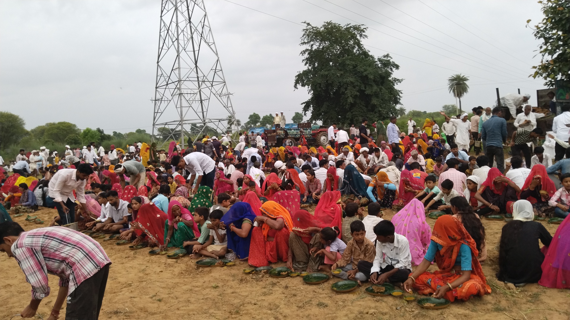 सेवा और भक्ति का संगम: अद्वैत आश्रम में भव्य भंडारा सम्पन्न प्रेमानंद जी महाराज की पुण्यतिथि पर श्रद्धालुओं ने लिया प्रसादी का लाभ