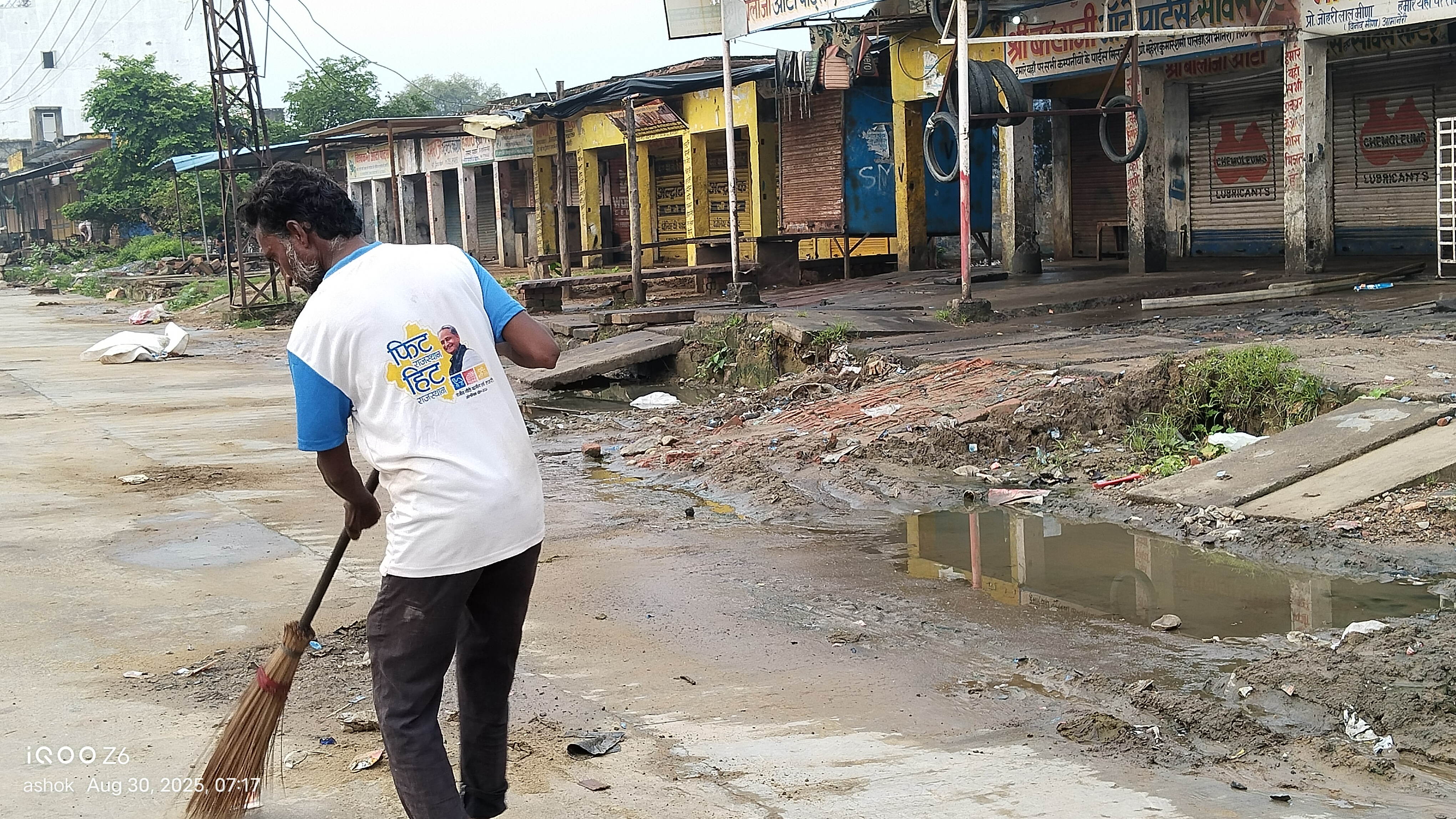 रामगढ़ पचवारा में सफाई कर्मचारी ने पहन रखी गहलोत वाली टी-शर्ट, बीजेपी राज में भी दिखा गहलोत का असर!