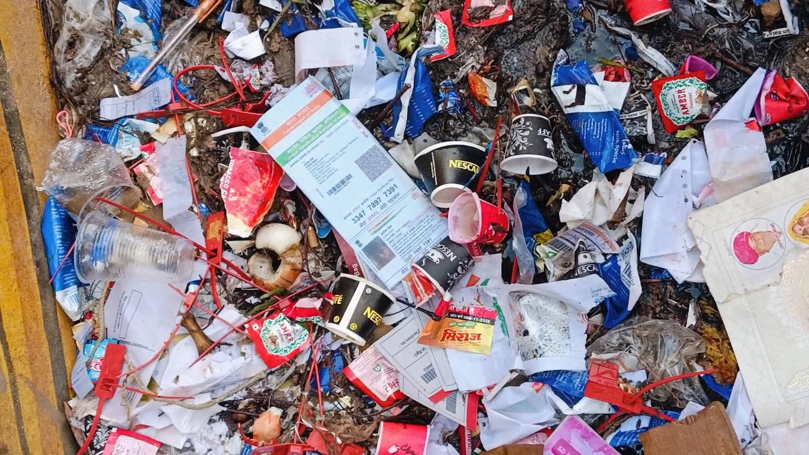 पोस्ट विभाग की लापरवाही: बेटी का आधार कार्ड कचरे में फेंका, परिवार भटकता रहा दफ्तरों के चक्कर