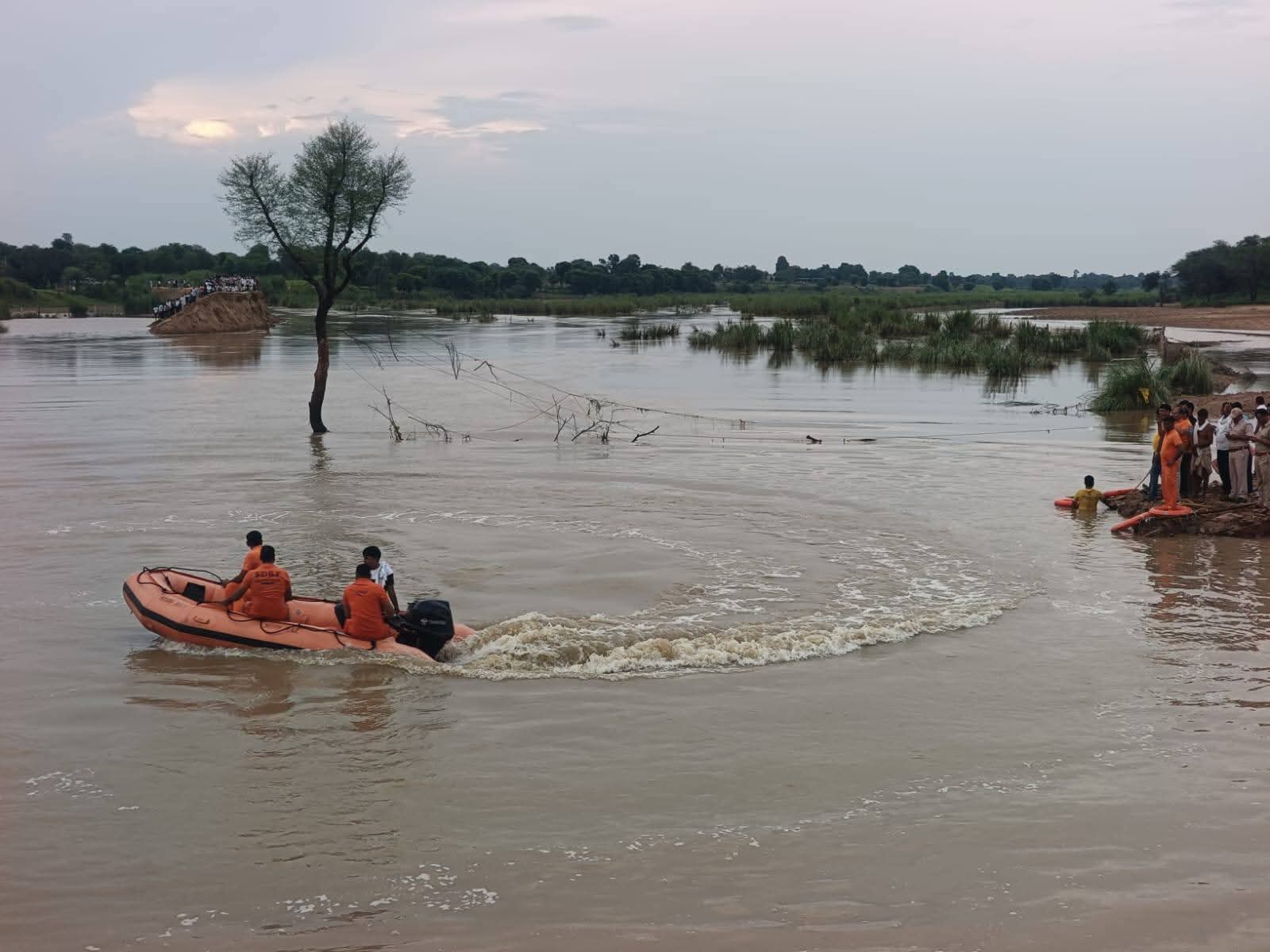 नालावास नदी में हादसा, युवक डूबा – रेस्क्यू ऑपरेशन जारी, विधायक मौके पर मौजूद